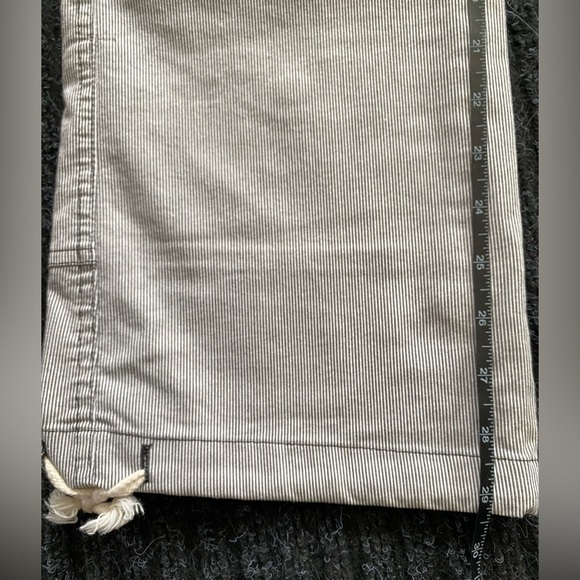SUPER CUTE Zinc cargo style pant. Small pinstripe. Cute details! - Picture 4 of 16